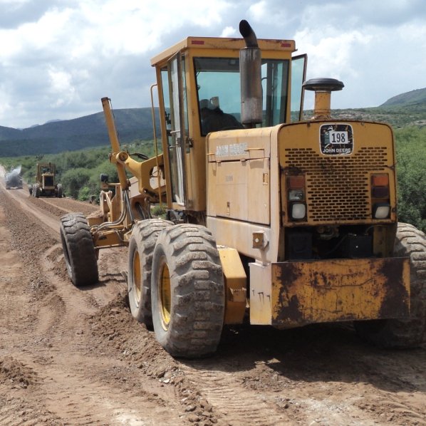 Tractor construyendo avenida