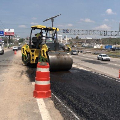 Máquina pavimentando